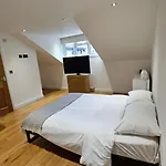 Quiet Getaway With Driveway Free Parking 10 Minutes Drive From Cruise Terminal