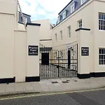 Courtyard Retreat- Free Evening Parking
