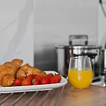 1 Bed, Close To Train Station & Common Park, Sleeps 3