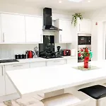 Luxury And Spacious 3 Bedroom Home In Southampton