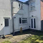 Urban Living - 2 Beds Apartment, Driveway Parking, Centrally Located!!