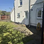 Urban Living - 2 Beds Apartment, Driveway Parking, Centrally Located!!