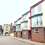 Boho Modern Entire House In Southampton - Sleeps 13 - 5 Bedrooms - 7 Beds - Overlooking The Original City Walls -Walking Distance To The City Centre & Cruise Terminals - Private Garage