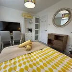 Urban Escape Entire Apartment Near Uni And Hospital