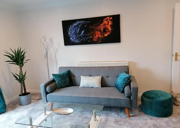 Luxury Modern 2 Bed Apartment, Free Undercroft Parking For 1 Car