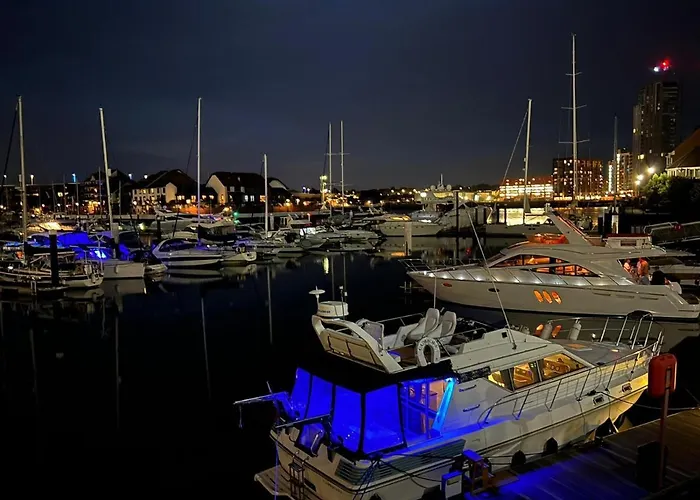 Luxury 40 Foot Yacht On 5 Star Ocean Village Marina Southampton - Minutes Away From City Centre And Cruise Terminals - Free Parking Included - Fully Heated For Winter!