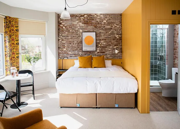 Settle Southampton - Stylish Self Check-In Rooms & Self Catering Suites