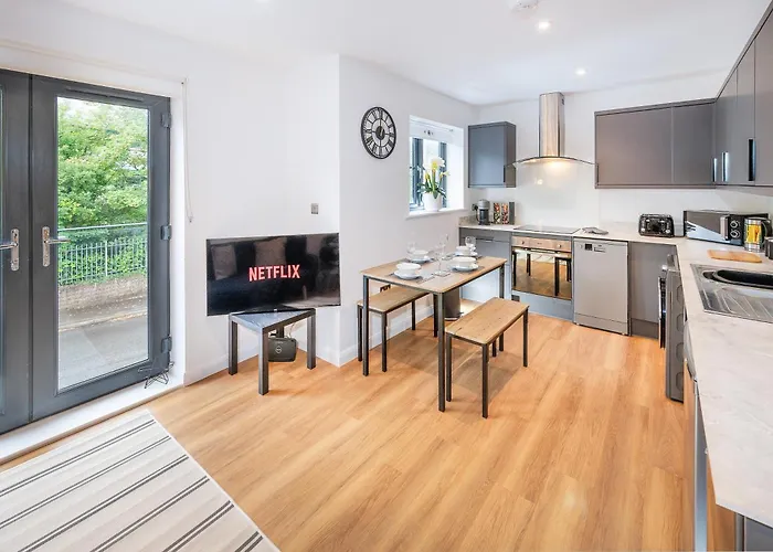 Luxury City Base 4 Beds, 2 Baths Parking