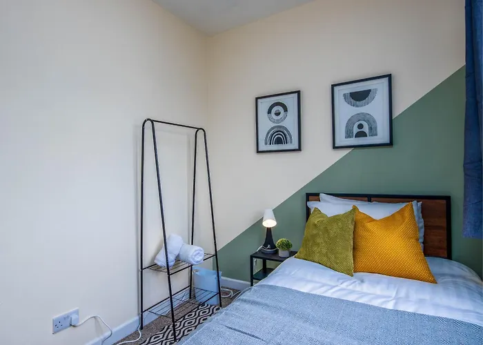 4 Bed House With Driveway Parking