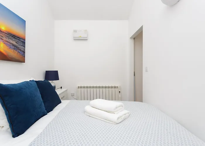 Stylish Self-Contained Annex Near City Centre