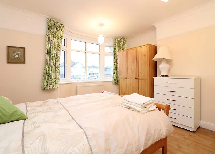 Regents Park Road Master Room
