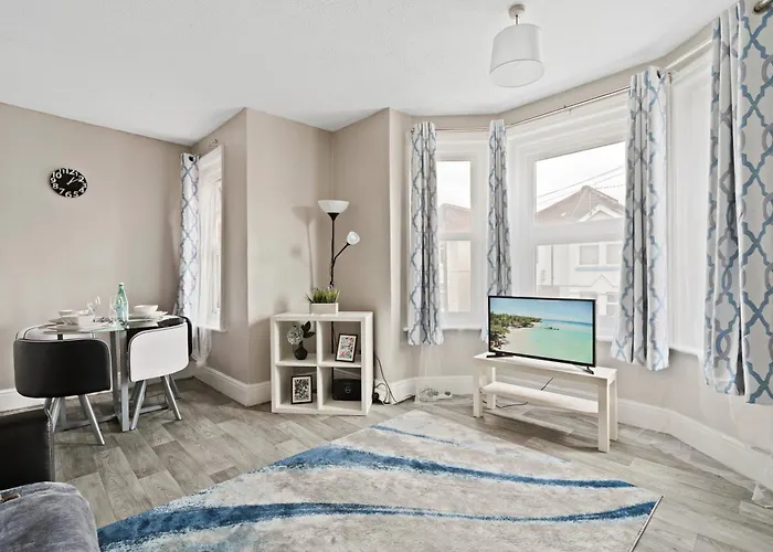 1 Bed, Close To Train Station & Common Park, Sleeps 3