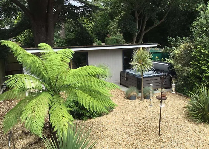 Studio Retreat - Hot Tub Garden & Pets Welcome