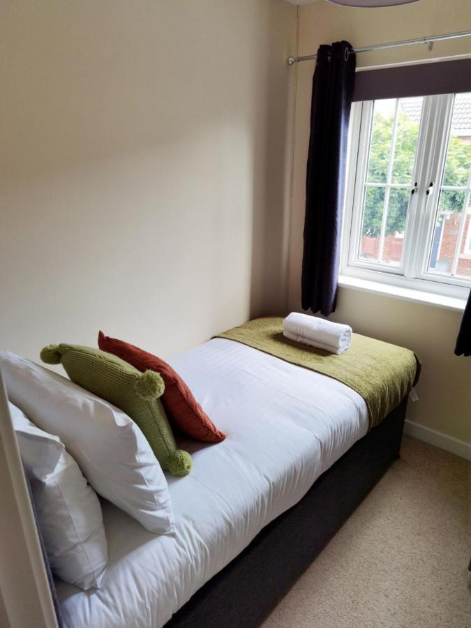 Lakeside: Argosy 3bed House 2bath Parking M27 J5 Airport Sleeps 6 Holiday home