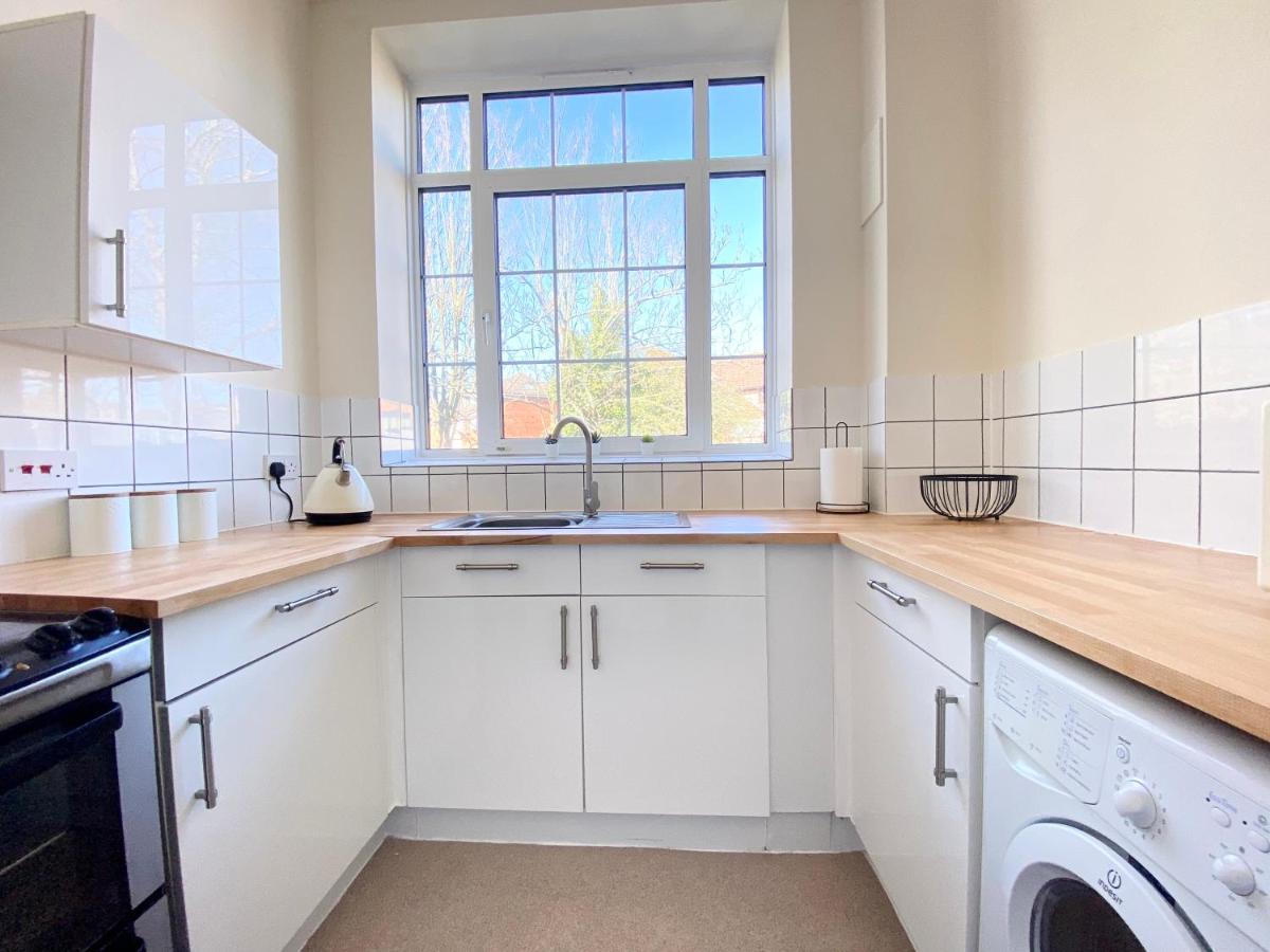 Apartment 4 Single Beds Or 2 Doubles - Free Parking Spaces - Smart Tv's - Centre Spacious Flat Southampton