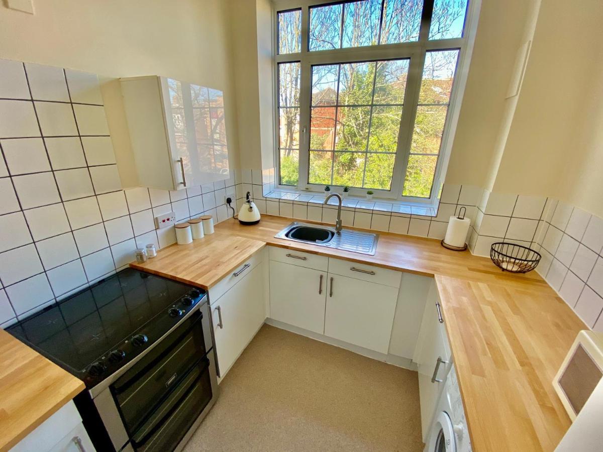 4 Single Beds Or 2 Doubles - Free Parking Spaces - Smart Tv's - Centre Spacious Flat * Southampton