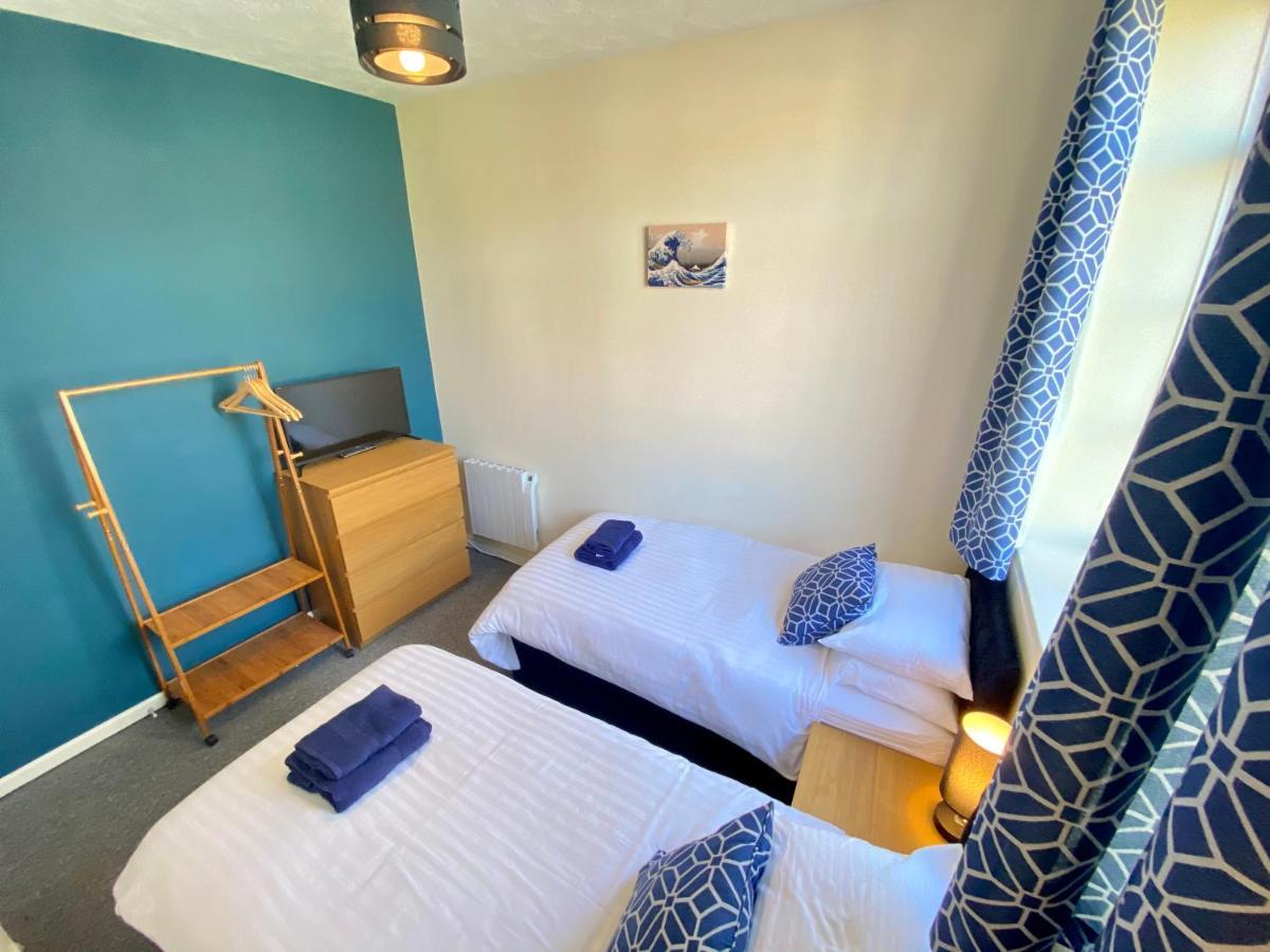 4 Single Beds Or 2 Doubles - Free Parking Spaces - Smart Tv's - Centre Spacious Flat *