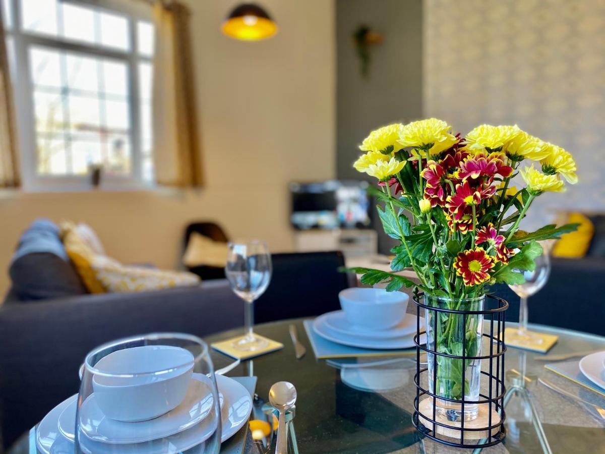 Apartment 4 Single Beds Or 2 Doubles - Free Parking Spaces - Smart Tv's - Centre Spacious Flat