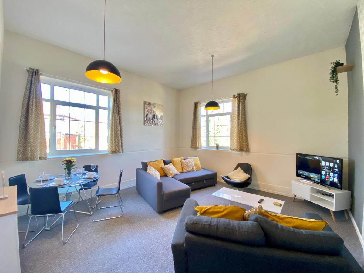 4 Single Beds Or 2 Doubles - Free Parking Spaces - Smart Tv's - Centre Spacious Flat Apartment *