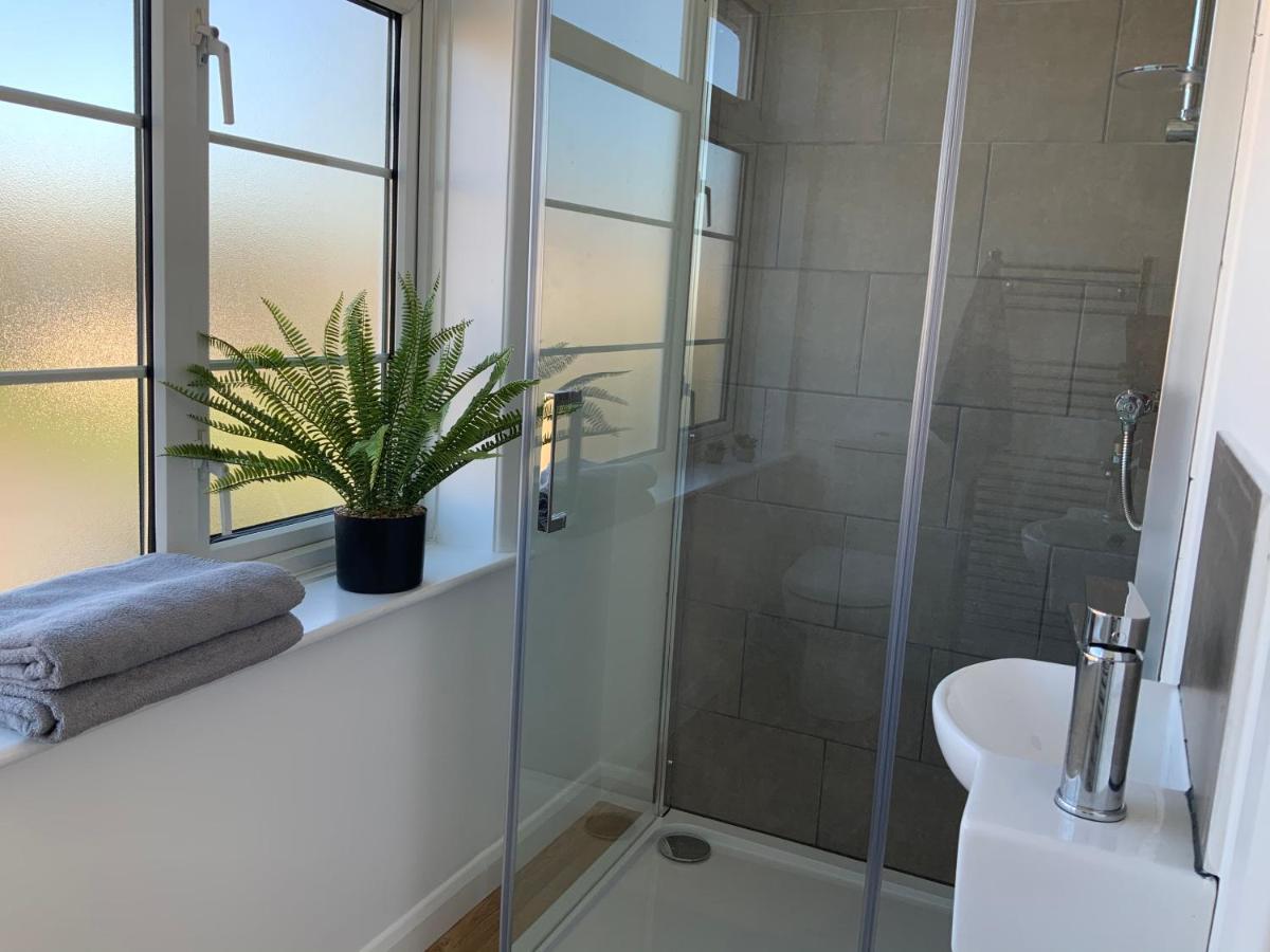 4 Bedroom House By Your Solutions Short Lets & Serviced With Terrace & Garden Holiday home *
