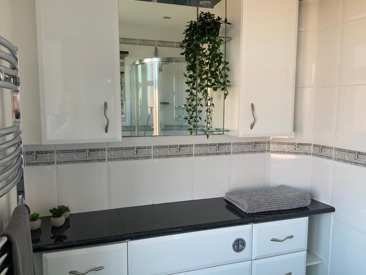 4 Bedroom House By Your Solutions Short Lets & Serviced With Terrace & Garden Holiday home