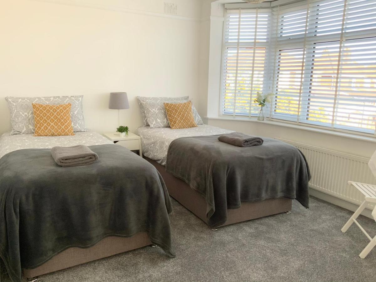 Holiday home 4 Bedroom House By Your Solutions Short Lets & Serviced With Terrace & Garden