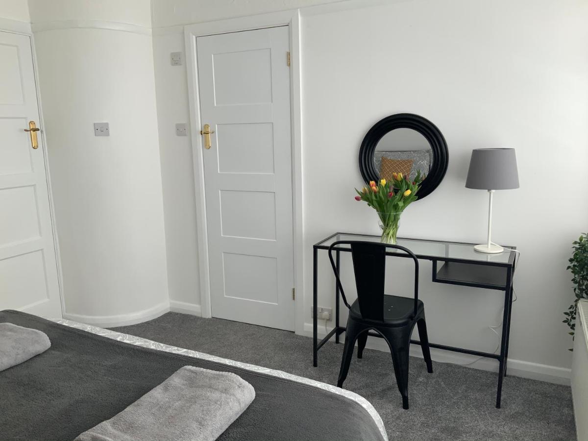 4 Bedroom House By Your Solutions Short Lets & Serviced With Terrace & Garden Holiday home *