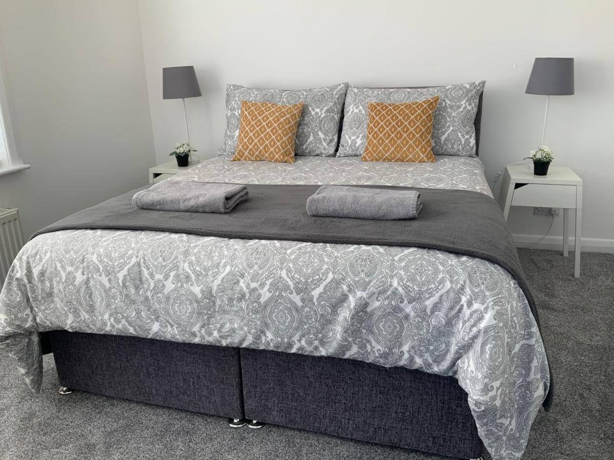 4 Bedroom House By Your Solutions Short Lets & Serviced With Terrace & Garden * Southampton