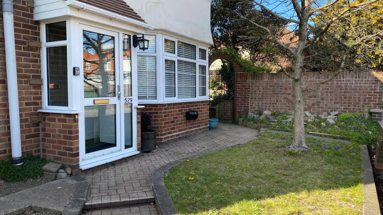 4 Bedroom House By Your Solutions Short Lets & Serviced With Terrace & Garden *