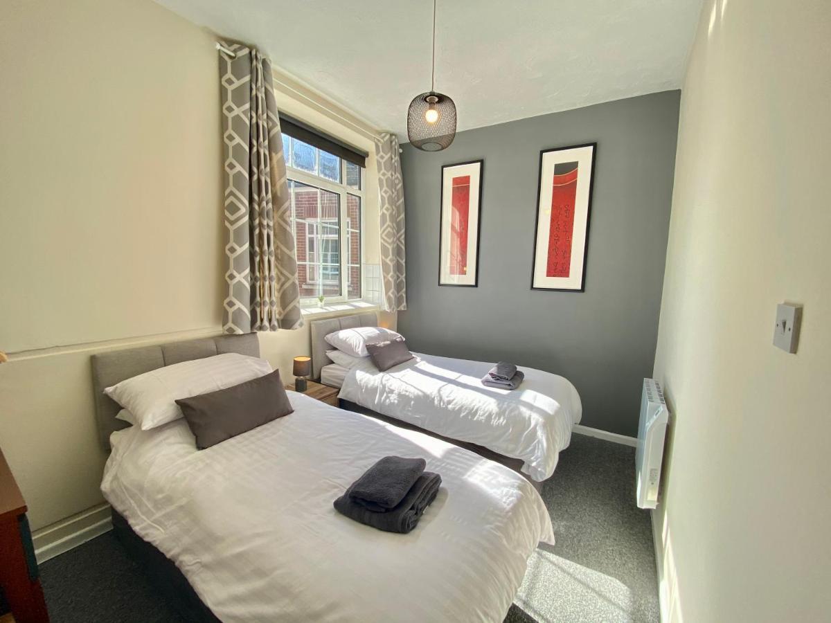 4 Single Beds Or 2 Doubles - Free Parking Spaces - Smart Tv's - Centre Spacious Flat Southampton