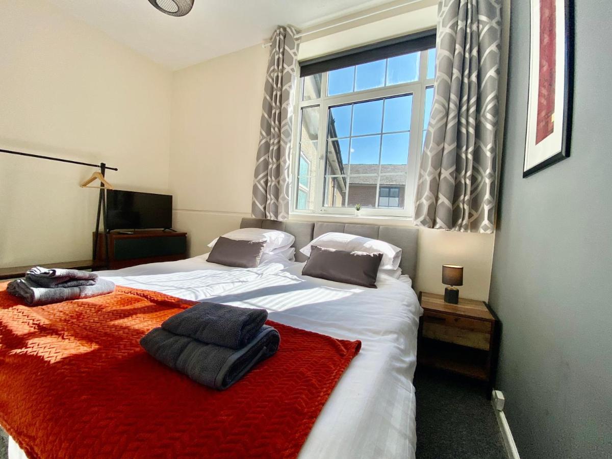 4 Single Beds Or 2 Doubles - Free Parking Spaces - Smart Tv's - Centre Spacious Flat