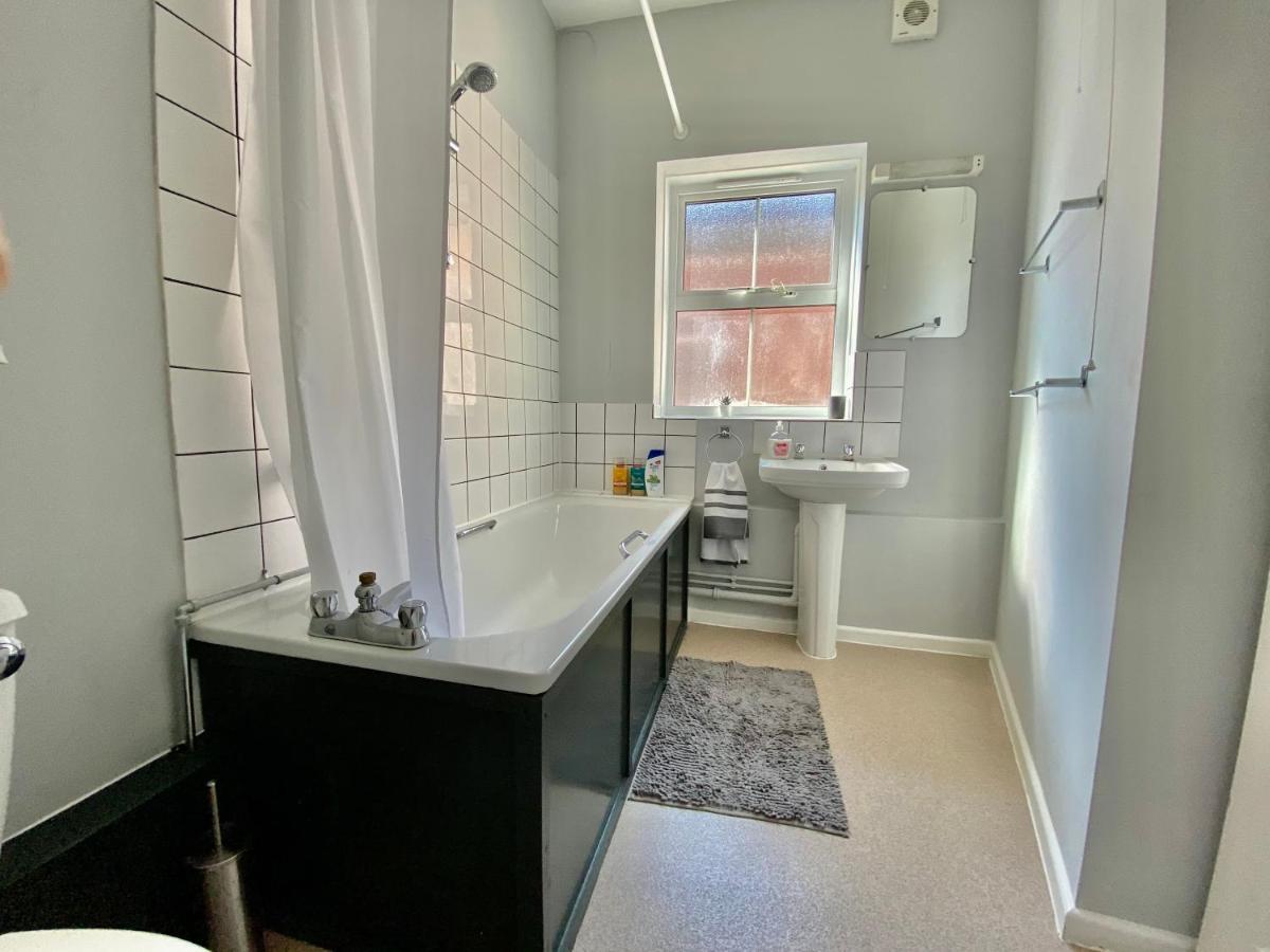 4 Single Beds Or 2 Doubles - Free Parking Spaces - Smart Tv's - Centre Spacious Flat