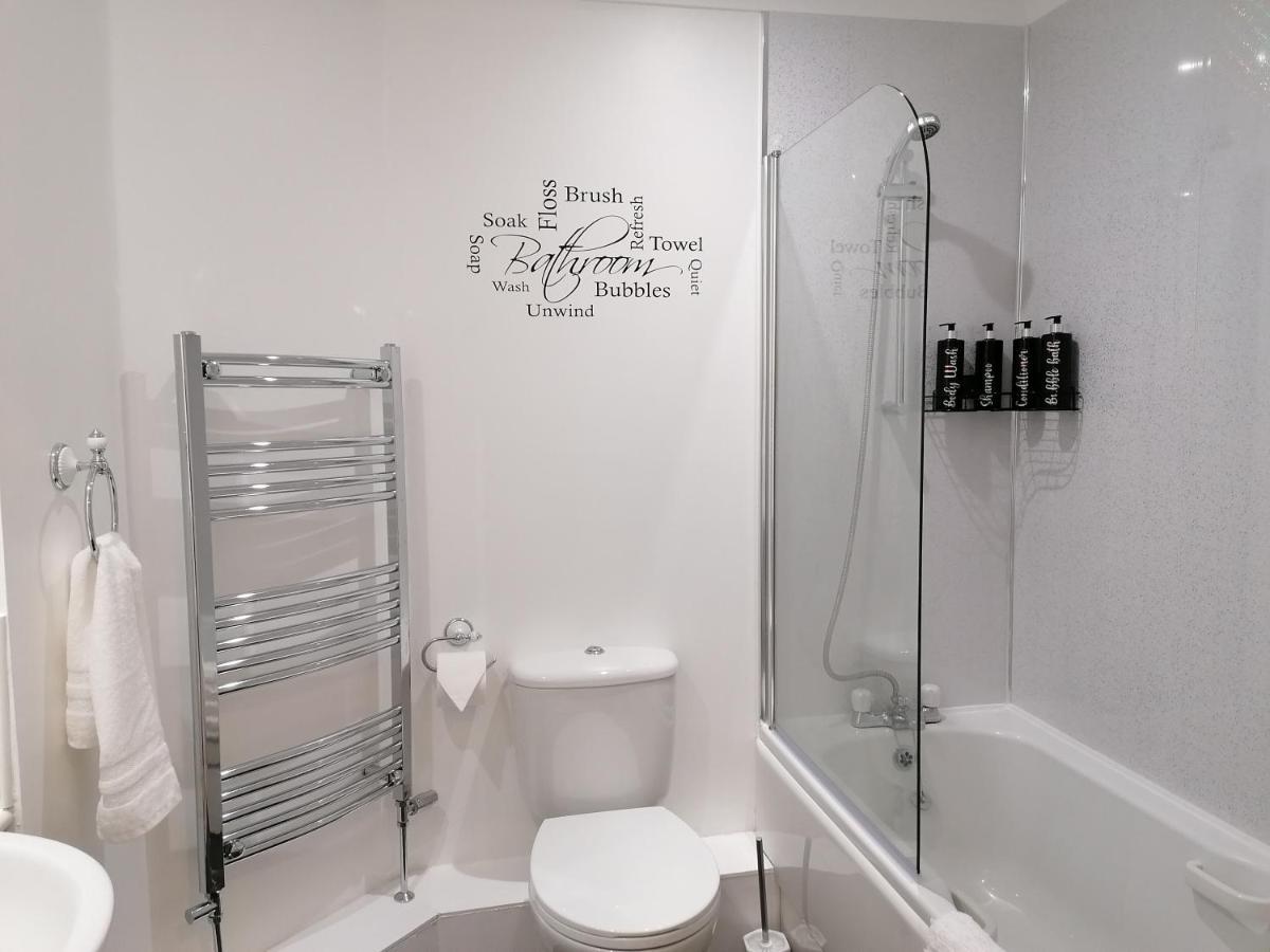 Luxury Modern 2 Bed Apartment, Free Undercroft Parking For 1 Car * Southampton