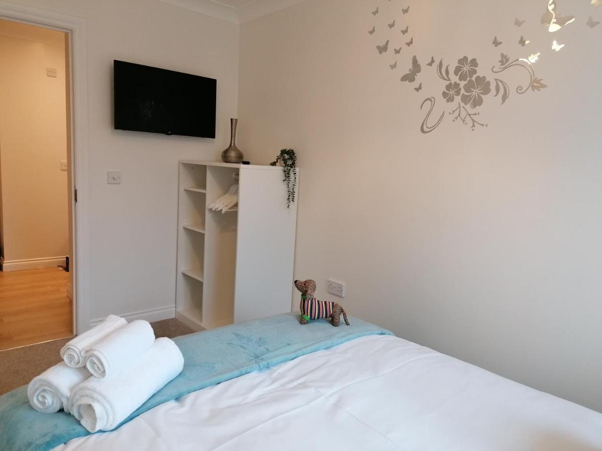 Luxury Modern 2 Bed Apartment, Free Undercroft Parking For 1 Car