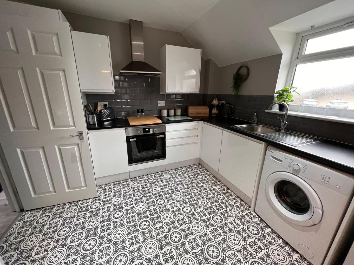 Perfect For Contractors 2 Bedroom- 2 Bathrooms- 4 Single Beds- Free Parking *