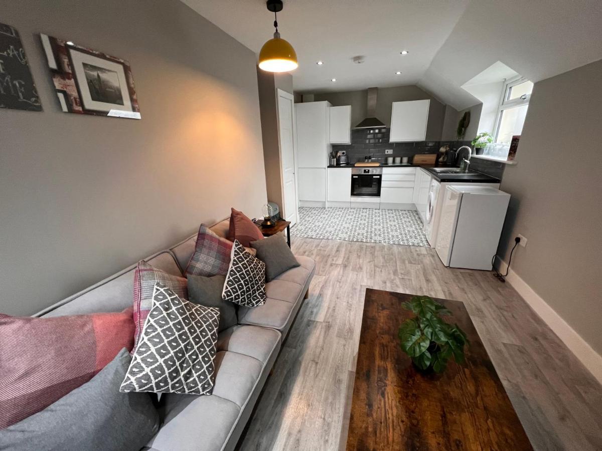 Perfect For Contractors 2 Bedroom- 2 Bathrooms- 4 Single Beds- Free Parking * Southampton