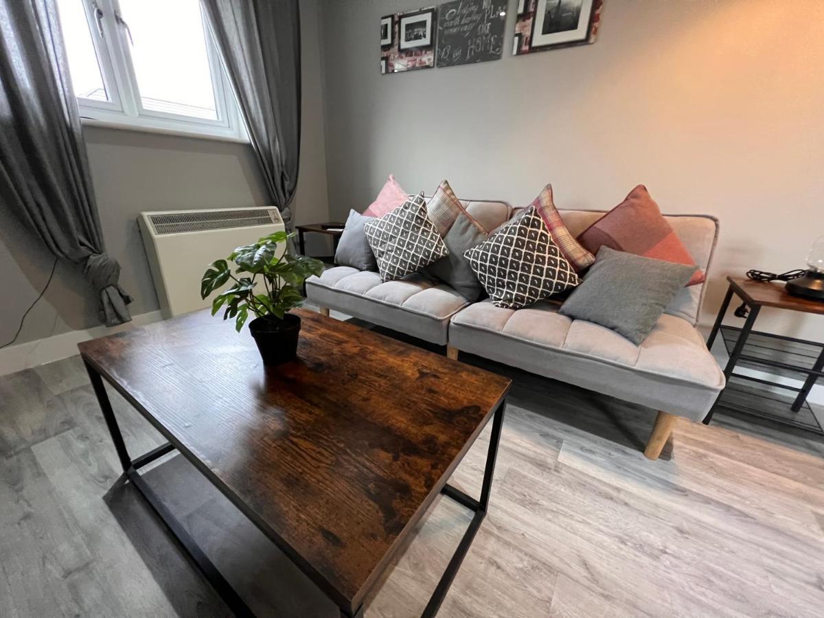 Perfect For Contractors 2 Bedroom- 2 Bathrooms- 4 Single Beds- Free Parking Apartment Southampton