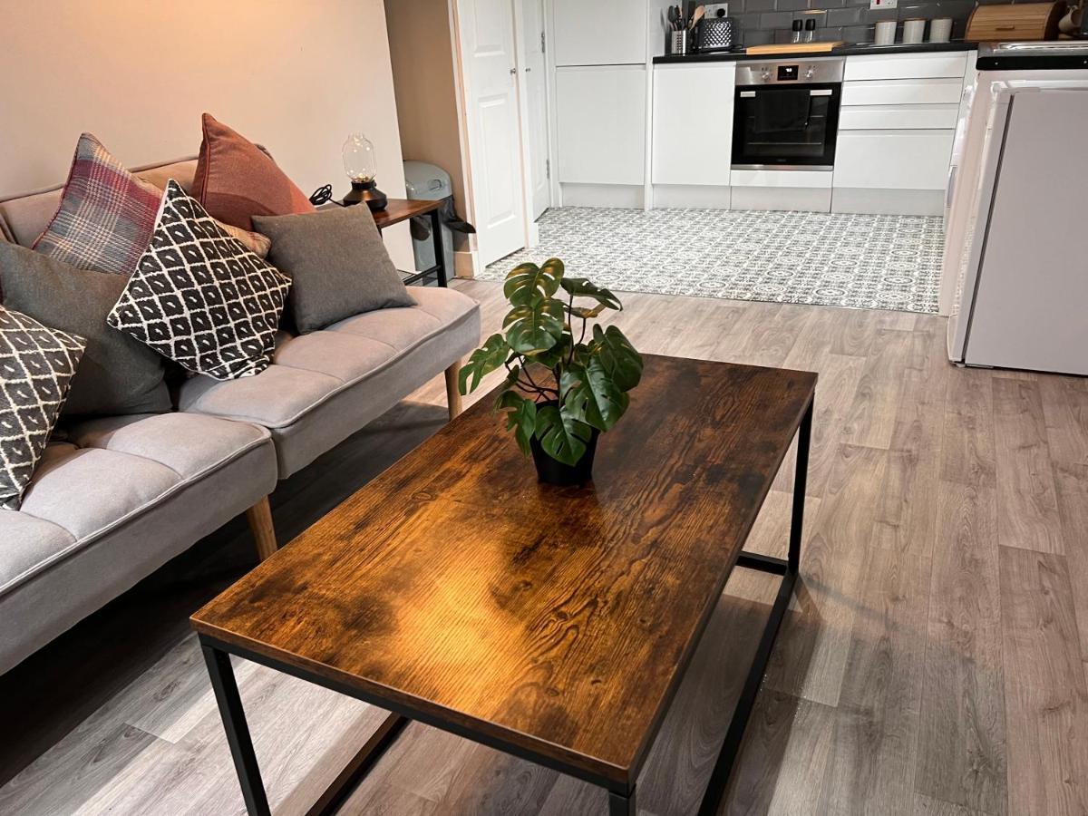 Perfect For Contractors 2 Bedroom- 2 Bathrooms- 4 Single Beds- Free Parking *