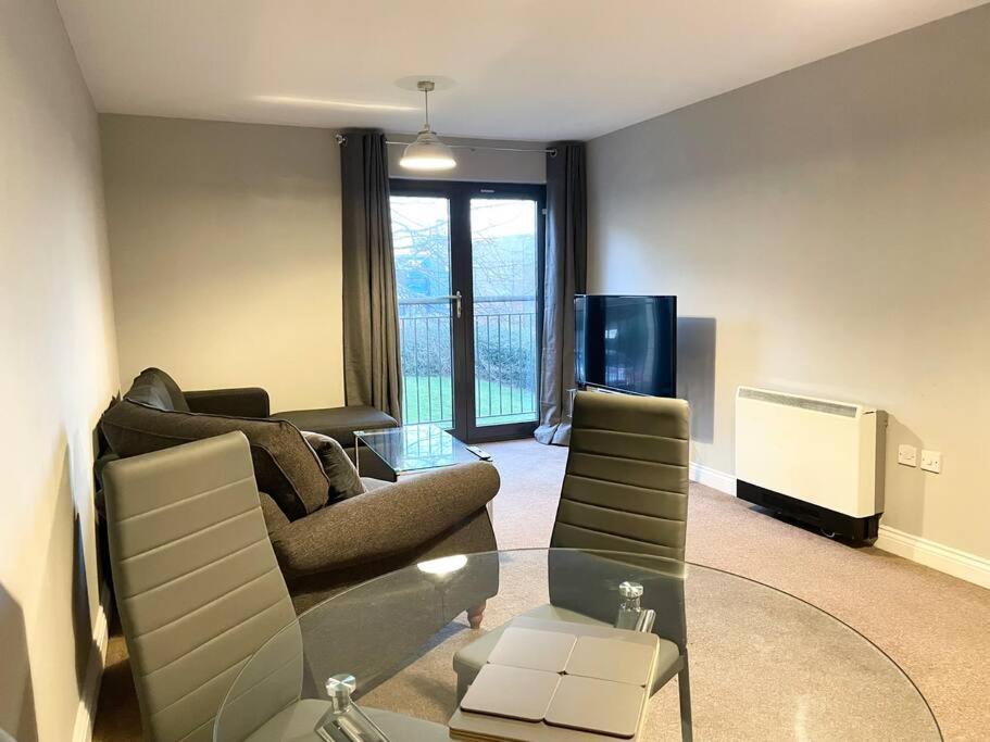 Centre Deluxe: Spacious 1-bed With Flexible Sleeping & Free Parking Apartment Southampton