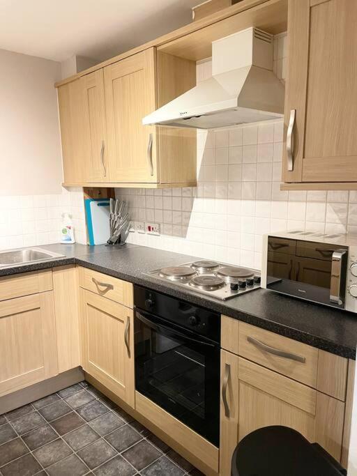 Centre Deluxe: Spacious 1-bed With Flexible Sleeping & Free Parking Apartment *