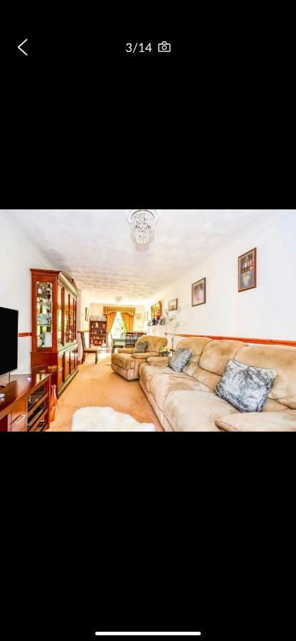 11 Whitehouse Garden * Southampton