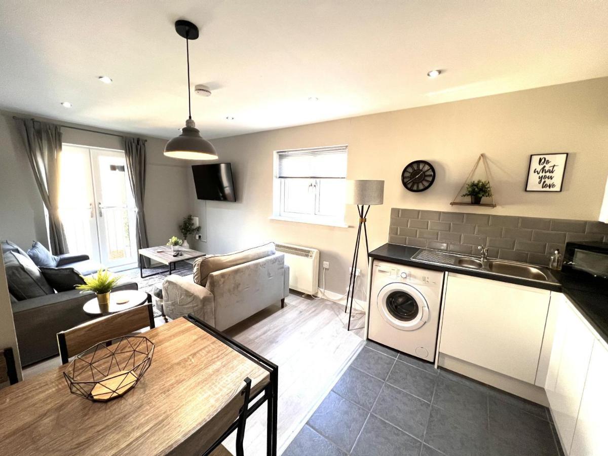 Perfect For Contractors 2 Bedroom- 2 Bathrooms- 4 Single Beds- Free Parking *