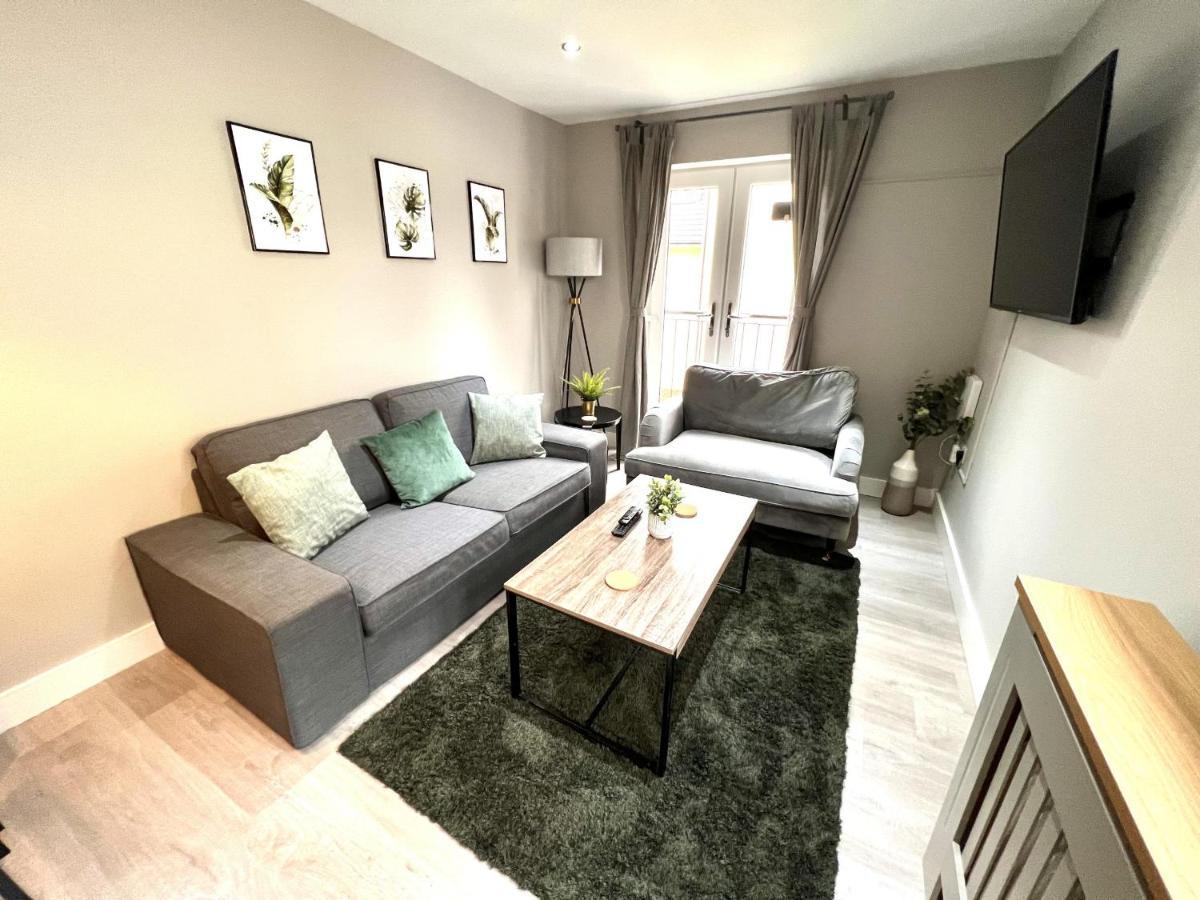 Perfect For Contractors 2 Bedroom- 2 Bathrooms- 4 Single Beds- Free Parking Apartment Southampton