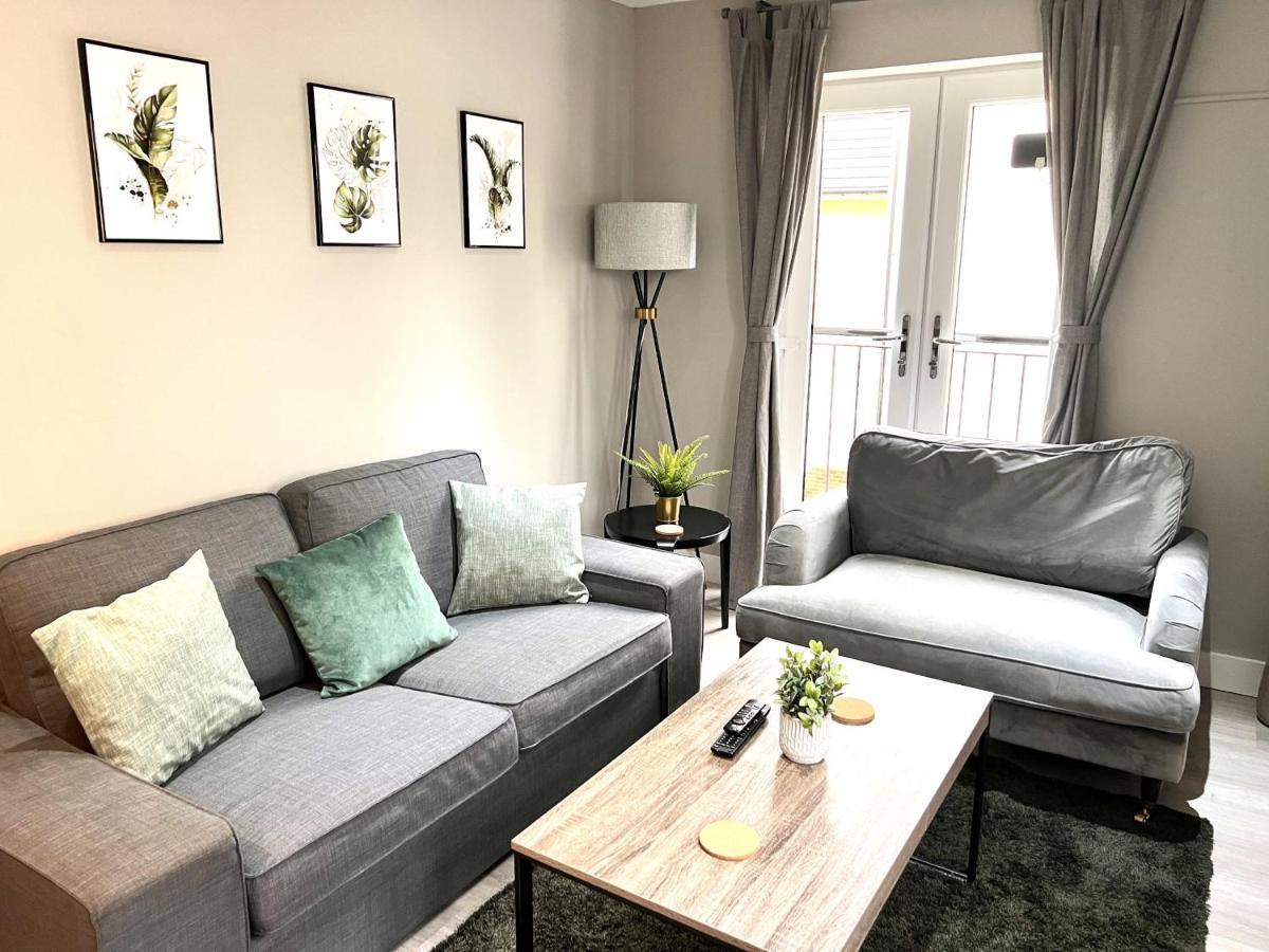 Apartment Perfect For Contractors 2 Bedroom- 2 Bathrooms- 4 Single Beds- Free Parking