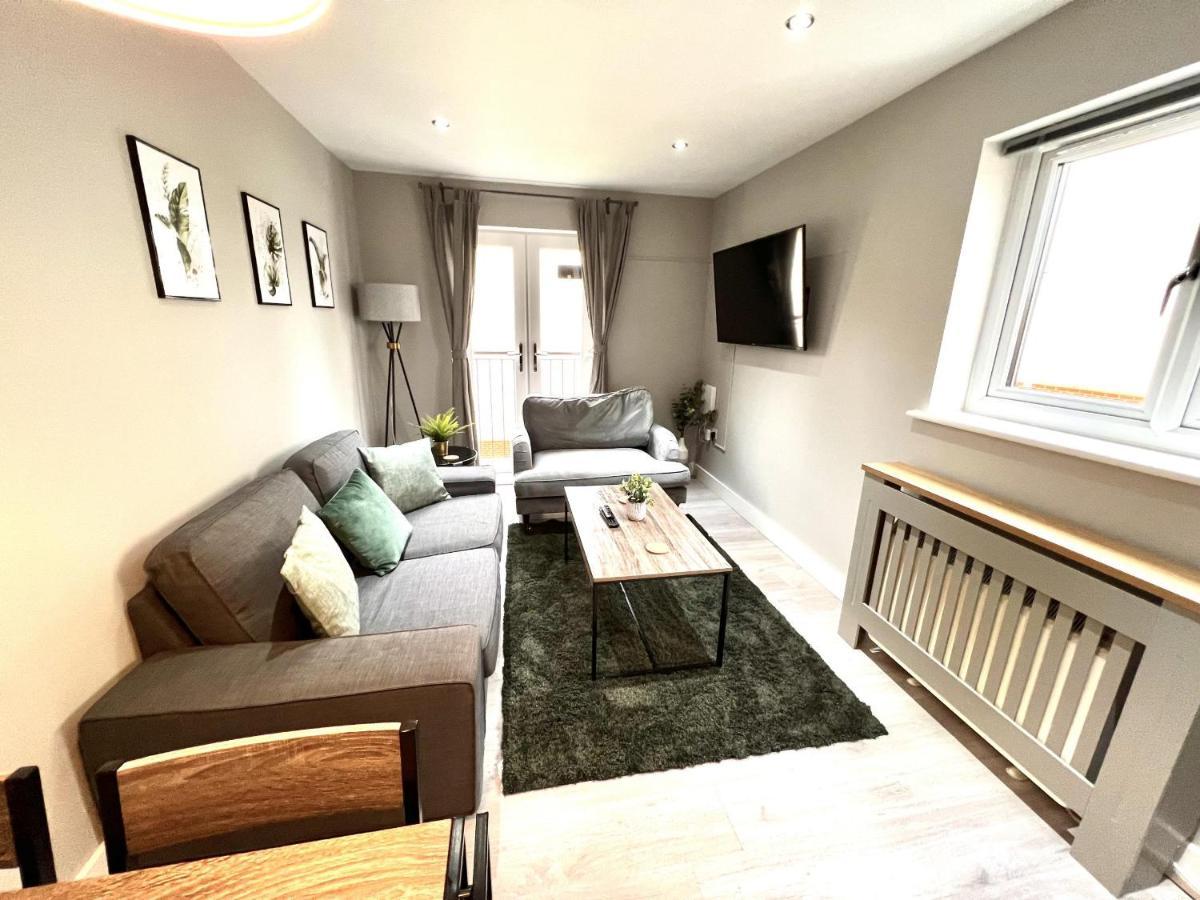 Perfect For Contractors 2 Bedroom- 2 Bathrooms- 4 Single Beds- Free Parking Apartment
