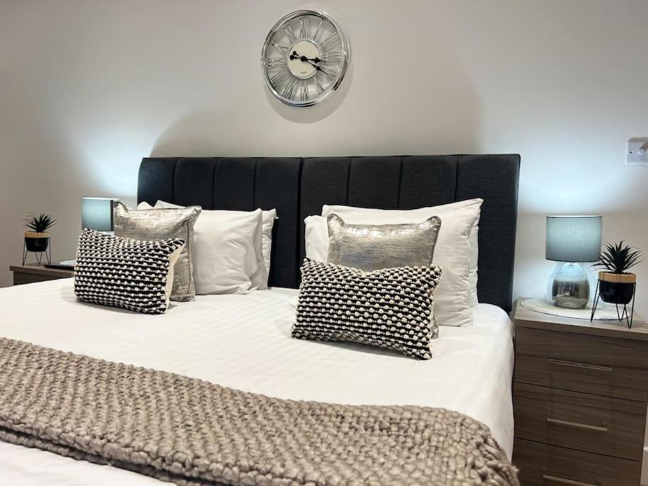 Master In Apartment Southampton