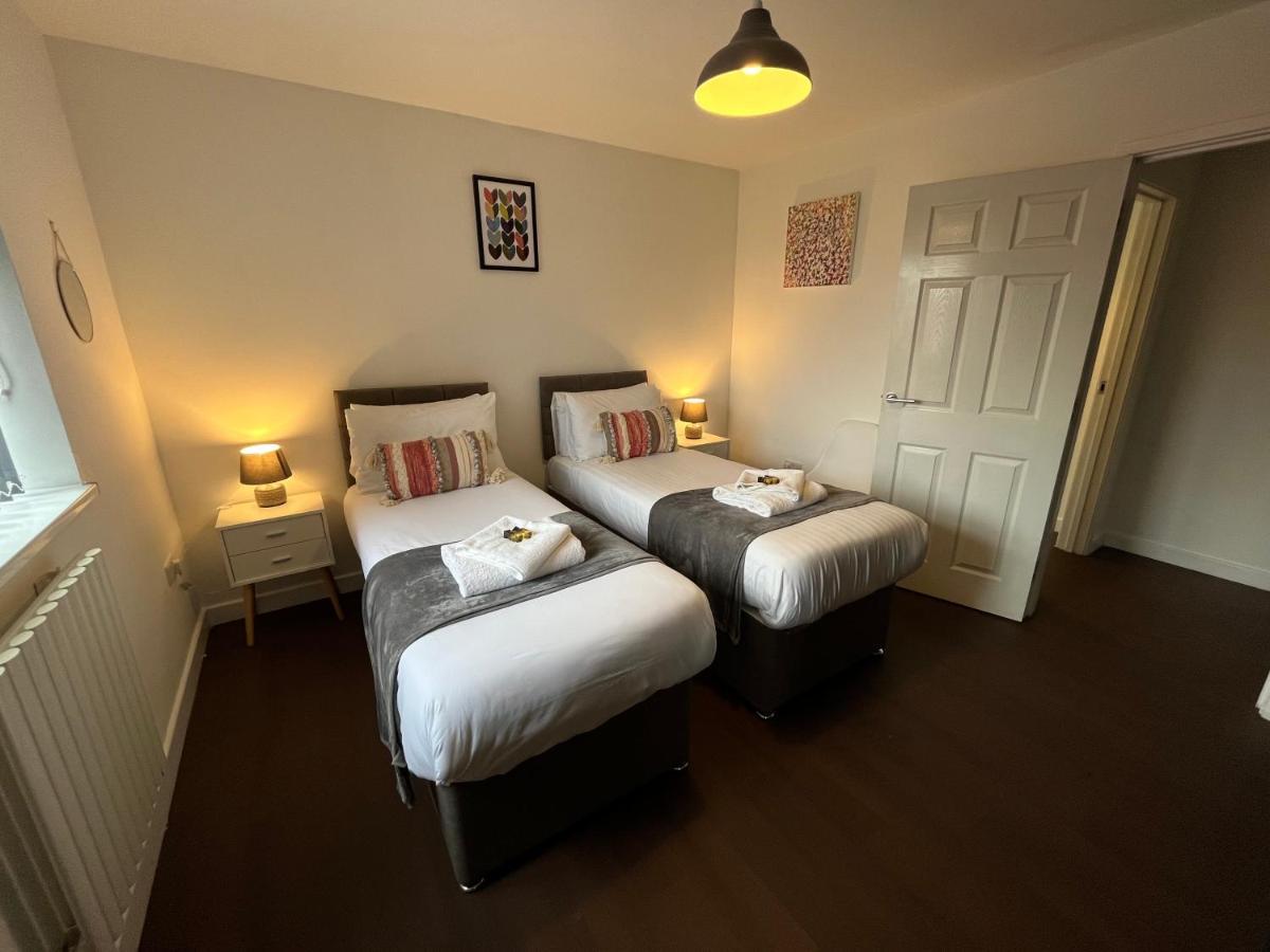 Apartment Stylish 2 Bed Riverside Flat, Single Or Kingsize Beds, Free Parking *