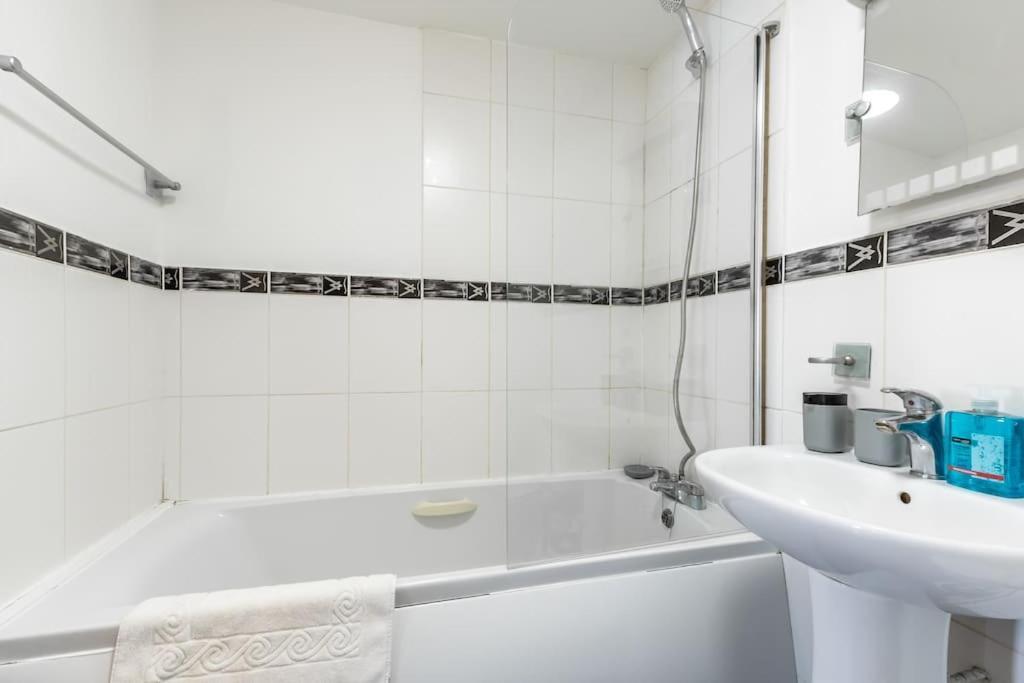 Jasper- 2 Bed Flat With Parking Apartment *