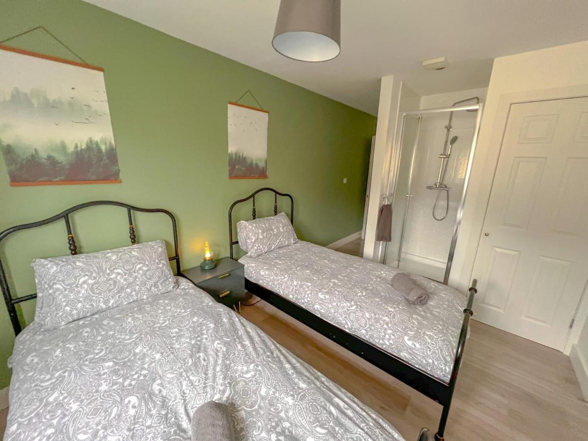 Perfect For Contractors 2 Bedroom- 2 Bathrooms- 4 Single Beds- Free Parking Southampton