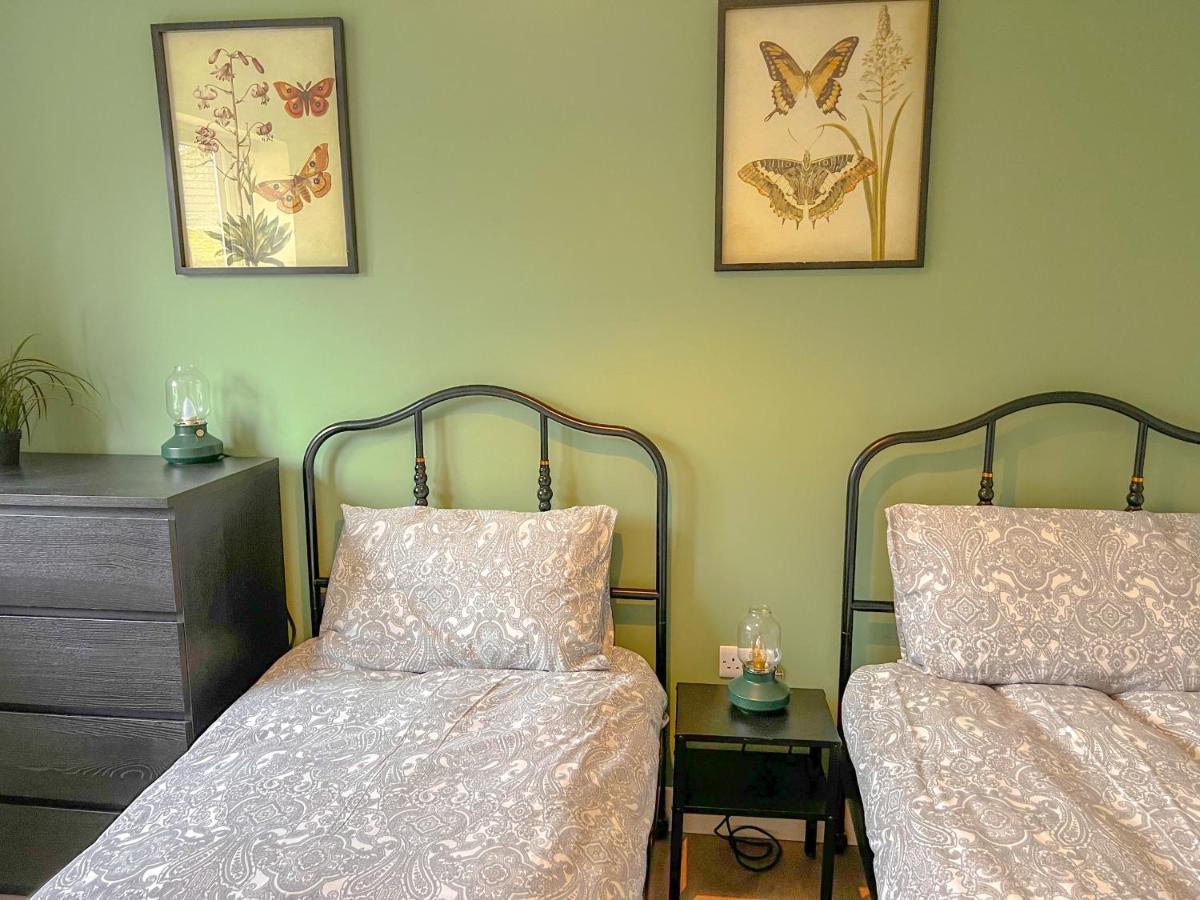 Perfect For Contractors 2 Bedroom- 2 Bathrooms- 4 Single Beds- Free Parking Apartment *
